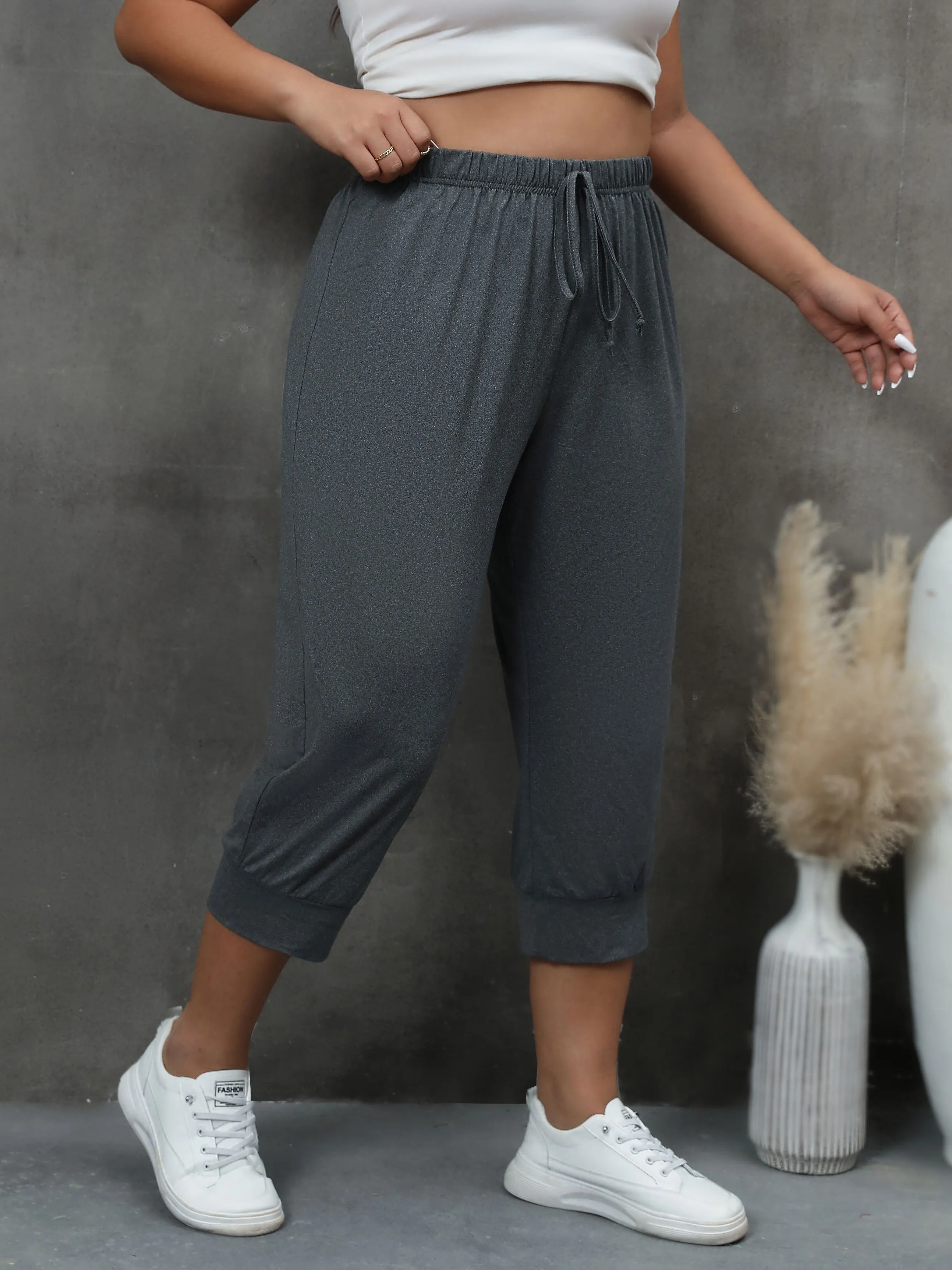 Plus Size Solid Drawstring Capri Pants - Effortless Comfort for Sunny Days